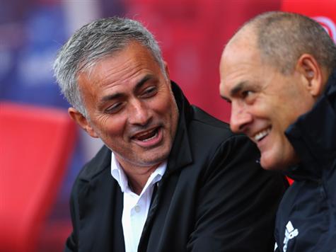 חצי שעה עברה, קשה להאמין שז`וזה מוריניו עדיין כזה מחויך (צילום: getty)