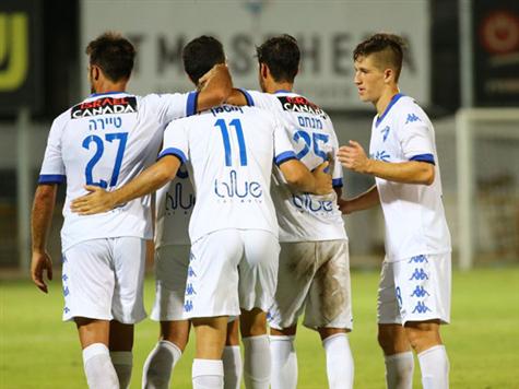 המחליפים של סילבס עושים את העבודה. ריאן הרים מצד ימין ו-וייסמן נגח לרשת, 4 דקות אחרי שנכנס