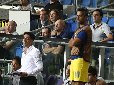 קרויף השתולל על הקווים בעקבות האדום והורחק ליציע