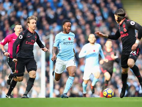 מונריאל וסטרלינג נאבקים על הכדור במרכז השדה (getty)