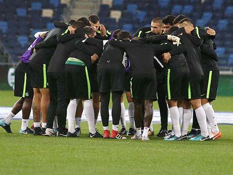 מכבי חיפה בשיחת מוטיבציה אחרונה לפני השריקה (צילום: אלן שיבר)