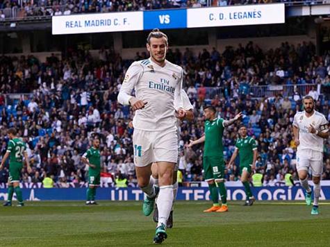 <P><STRONG>גול!</STRONG></P>
<P>ריאל מדריד עולה ל-0:1 מוקדם. קארים בנזמה ניסה לעשות מהלך אישי יפה, אך הבעיטה שלו נעצרה על-ידי ההגנה. הכדור הגיע&nbsp;ל<STRONG>גארת` בייל</STRONG>, שעם מספרת דרדל`ה, הסיט את הכדור לתוך הרשת.</P>