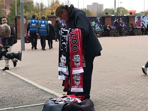 <P>צעיפי רונאלדו נמכרים ב-10 ליש``ט ונחטפים על ידי האוהדים שכבר הגיעו לאצטדיון.</P>
<P>&nbsp;</P>