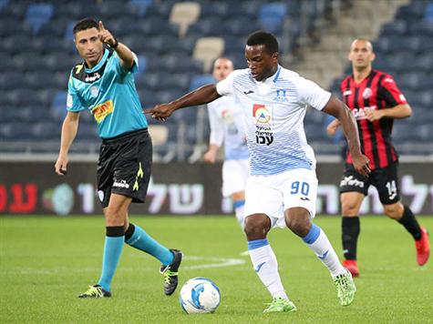 דפיקות לב בעכו כשאייסון מקבל מכה בראשו, אך החלוץ חוזר אל הדשא