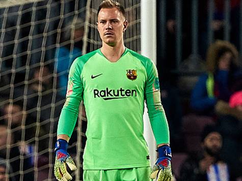 <P>הצלה גדולה של טר שטגן! ניסיון מפתיע של סוסאטה מחוץ לרחבה מאלצת את השוער למתוח את איבריו (getty images)</P>