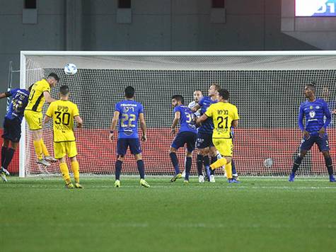 רגע הנגיחה של גיא מלמד לרשת (צילום: אלן שיבר)