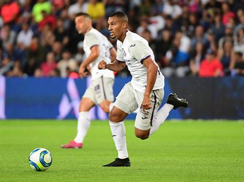 <STRONG>מהלך מסוכן של טולוז!</STRONG> הגבהה מאגף ימין נהדפה רע על ידי אראולה. הבעיטה של האורחת חמקה בסמוך לקורה