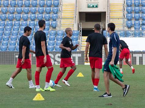 השחקנים משלימים את החימום. (ניר קידר)