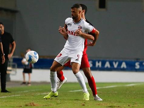 הפועל חיפה הכי קרובה לעלות ליתרון היום, אבל לא מדייקת. עדן בן בסט ניסה את מזלו והחמיץ את המסגרת. (ניר קידר)