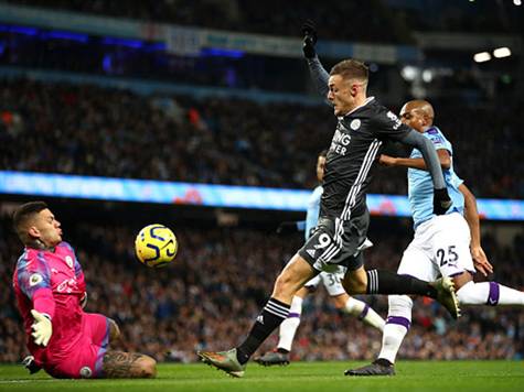 ככה עושים מתפרצת! בארנס שלח את וארדי לעומק, החלוץ התגבר על פרננדיניו והקפיץ קטנה מעל אדרסון (getty)