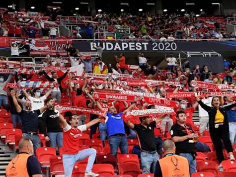 יש אוהדים&nbsp;באצטדיון בבודפשט ובינתיים נראה שם נהנים מאוד. (GETTY)