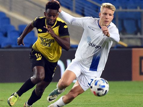 המשחק מתנהל בקצב גבוהה מאוד כאשר שתי הקבוצות מנסות לעלות ליתרון מוקדם. (ברני ארדוב)