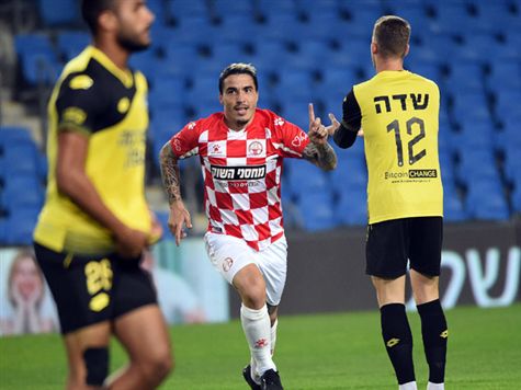 <STRONG>סיום המחצית הראשונה בנתניה. הפועל באר שבע מובילה 0:1, עם תחושה שפנדל נשלל ממנה לקראת סיום המחצית הראשונה. איך הקבוצות יחזרו מההפסקה? (ברני ארדוב)</STRONG>