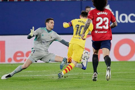 <STRONG>סרחיו הררה יצא לאחד על מול לאו מסי ומנע מהפרעוש להגיע לשער כשהוא נוגע בידו מחוץ לרחבה. השופט שלף אדום לשוער אוססונה, אך לאחר בדיקת ואר הוחלט לבטלו כי הארגטיני היה בנבדל (Getty)</STRONG>