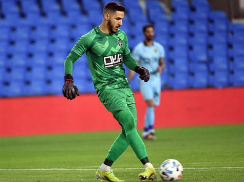 בית``ר ניצלת ממבוכה בפתיחת המחצית: בן חיים החזיר כדור לכיוון השער ברשלנות, ניצן מנע את השני. (ברני ארדוב)