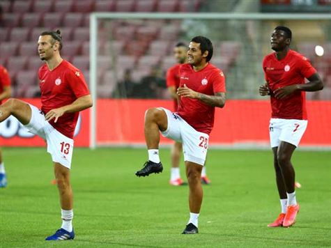 השחקנים החלו בחימום. (לירון מולדובן)