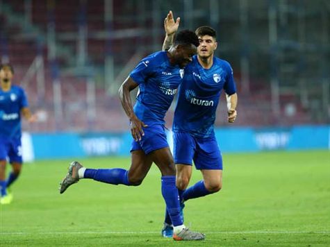 מוחמד שכר בישל עם הגבהה מצד ימין לראש של אנסה. (לירון מולדובן)