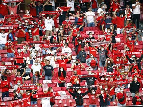 אווירה מחשמלת באיצטדיון האור, ממתינים לשער ראשון (getty)