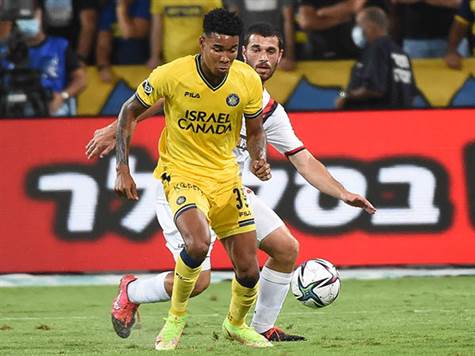 הכדור נמצא ברגליים הצהובות, אבל הן פשוט לא מספיק מדויקות. (ברני ארדוב)