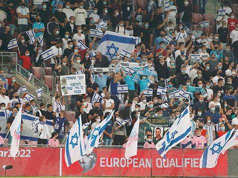 אוהדים בכחול לבן הגיעו לדחוף את הנבחרת בטרנר (אלן שיבר)