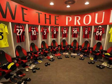 מילאן מגיעה עם חדשות מצויינות למשחק: בגלל המעידה של נאפולי מול ורונה הערב, הקבוצה של סטפאנו פיולי יכולה לעלות לפסגה. המארחים גם יחפשו ניצחון ליגה שמיני ברציפות