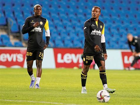 שחקני נתניה מתחממים. רוצים ניצחון (אלן שיבר)