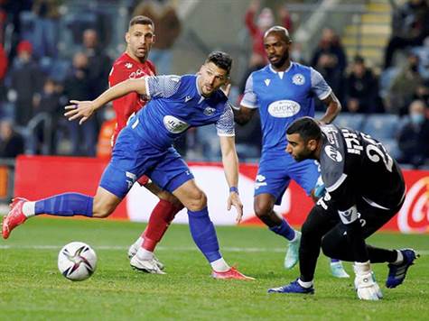 המשחק לא מתעלה לרמה גבוהה, בלשון המעטה. שתי הקבוצות מתקשות לסכן את השערים (צילום: אלן שיבר)