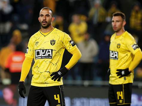 כשהיא עם רצף של ארבעה משחקי ליגה ללא ניצחון, בית``ר ירושלים ויוסי אבוקסיס מחפשים מרווח נשימה: הקבוצה מהבירה מוצאת את עצמה רק נקודה מהקו האדום, ותקווה לשחרר מעט לחץ עם ניצחון על הפועל חיפה בסמי עופר (צילום: אלן שיבר)&nbsp;