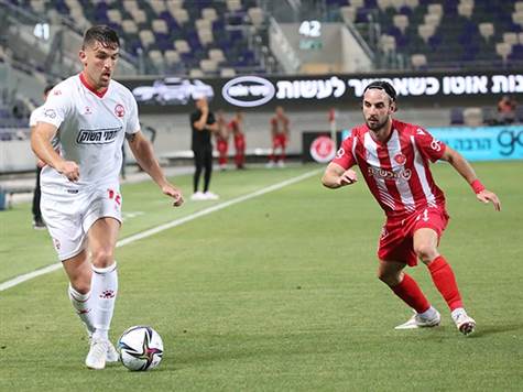 הקצב נרגע בבלומפילד, והמשחק מתנהל בעיקר במרכז המגרש (אודי ציטיאט)