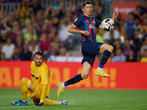 כמה שניות עברו ולבנדובסקי קיבל כדור עומק טוב שאחריו הוא סיפק הקפצה נהדרת מעל לשוער, אך השער נפסל בגלל נבדל מוצדק (GETTY)