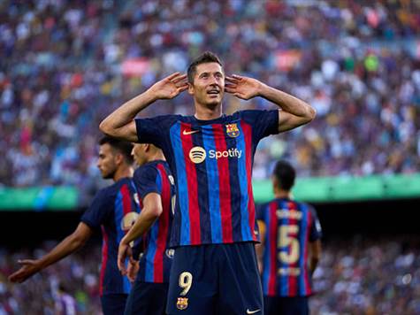 כדור עומק של דמבלה מצא את החלוץ הפולני, ששלח את הכדור לרשת עם העקב! שער פשוט מדהים! תצוגה של ברצלונה על הדשא (GETTY)