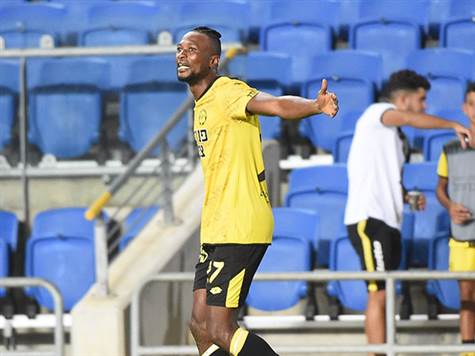 איזה גול! קרן של נתניה, טוומאסי ניצל את ההזדמנות והבקיע ישר ממנה. שער ענק של שחקן ענק (ברני ארדוב)