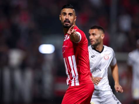 לא ברור מה קרה לסכנין בדקות האלה, אבל נראה כאילו המארחים איבדו את קור הרוח שלהם (מאור אלקסלסי)