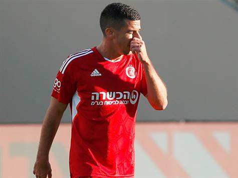 החמצה מטורפת של האדומים! אבו דוסו הכניס כדור גדול מצד שמאל, ארי כהן שלח את הכדור בנגיעה לקורה, ו-ורד פספס את הריבאונד מקרוב. כמה שזה היה קרוב! (אלן שיבר)