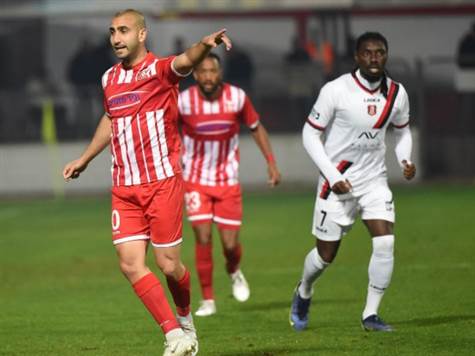 חוגי בעט נהדר מרחוק וסחט הצלה משאבי. (ברני ארדוב)