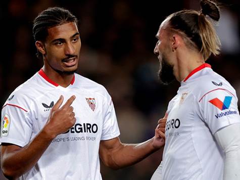 כמעט שער עצמי של גודלי! ניסיון של אלבה להכניס את הכדור לראפיניה ושחקנה של סביליה נגח אחורה וכמעט כבש שער עצמי אומלל (GETTY)