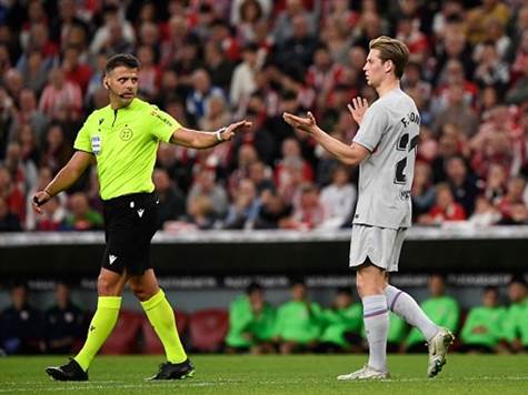 פרנקי דה יונג בדין ודברים עם השופט (Getty)