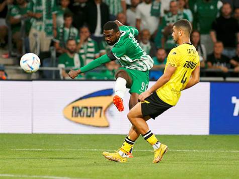 פיירו קיבל כדור עומק, ובעט רע וגבוה מדי מתוך הרחבה (אלן שיבר)