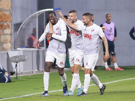 מבצע אישי אדיר של קמארה, שהיתל בסמביניה ובעט מזווית נוחה לרשת של מוחמד אבו ניל (קובי אליהו)