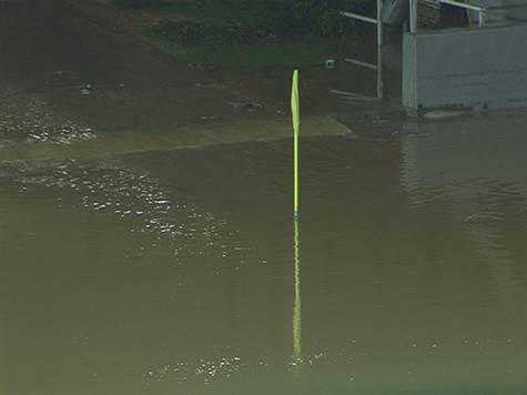 דגל הקרן באצטדיון גרין - המגרש מוצף לחלוטין (צילום: מאור אלקסלסי)