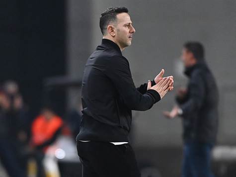 גיא צרפתי בהחלט נהנה ממתנות&nbsp;הערב (ברני ארדוב)