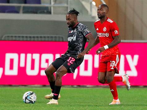 חצי שעה של כדורגל בבלומפילד (אלן שיבר)