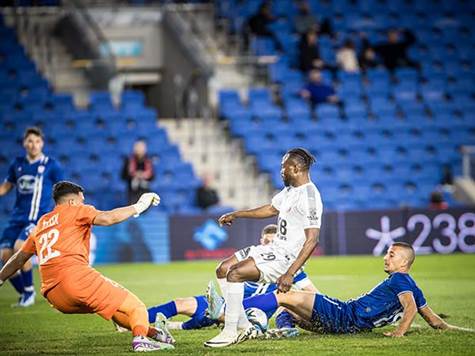 <STRONG>מחצית בנתניה: בני סכנין אמנם ראתה את סוטיריו מורחק באדום, אך הייתה מסוכנת וטובה מיותר מחדרה. אוהד לויטה עצר פנדל של אחמד והותיר את קבוצתו ב-0:0 (עודד קרני)</STRONG>