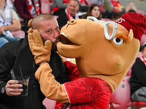 ובינתיים: אוהד ב``ש וקמע ברגע רומנטי (צילום: ברני ארדוב)