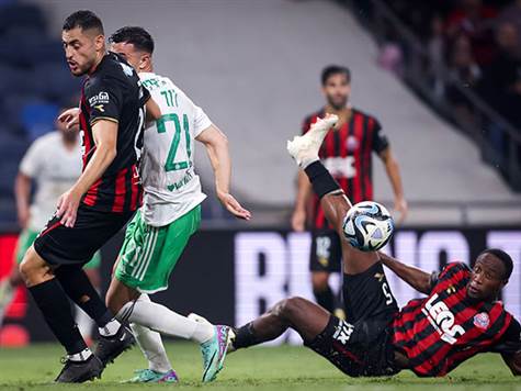 מכבי חיפה מניעה את הכדור ולא מאפשרת להפועל חיפה לצאת קדימה. החבורה של לוי רשמה עד כה בעיטה אחת בלבד לשער (מאור אלקסלסי)