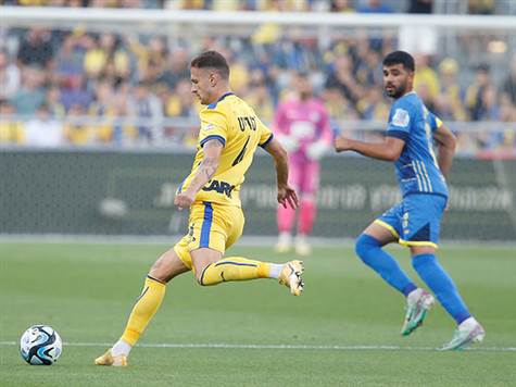 ניסיון של ריינה בצד השני מסתיים בידיים של משפתי, אחרי נגיחה של גאנם בכדור חופשי (אלן שיבר)