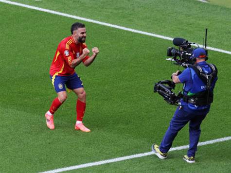 <strong>החגיגה של ספרד נמשכת! קרבחאל הסתנן לרחבה ודחק פנימה בנגיעה. 0:3 במחצית מדהימה (GETTY)</strong>