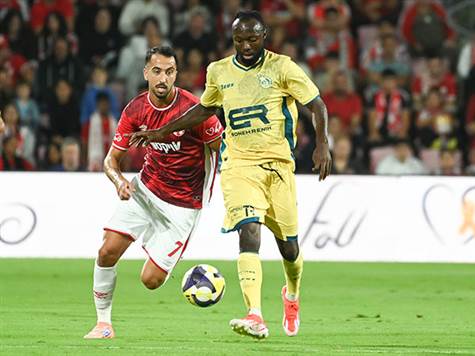 ג'אבר כבר חגג שער נהדר ו-1:1, אבל עבירה של זה טורבו על דיופ במהלך ביטלה את השער מיד. עדיין 0:1 לב``ש (ברני ארדוב)