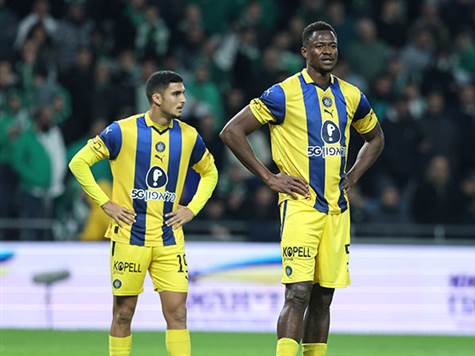 עוד פציעה ועוד חילוף של מכבי תל אביב, הפעם דוידה נעזר באנשי מכבי ת``א כדי לרדת מהדשא (אלן שיבר)