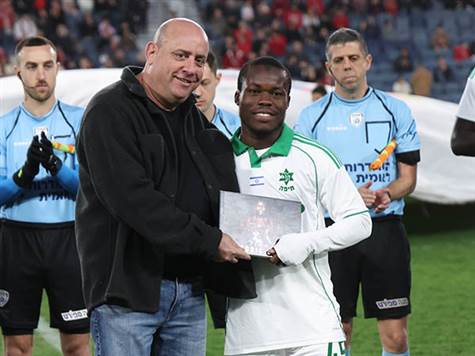 לפני פתיחת המשחק: הפועל ירושלים ערכה טקס לכבודו של סדריק דון, שיפגוש אותה היום במדי מכבי חיפה (צילום: דני מרון)